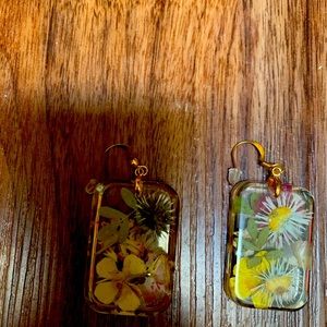 Beautiful handmade earrings with pressed flowers.